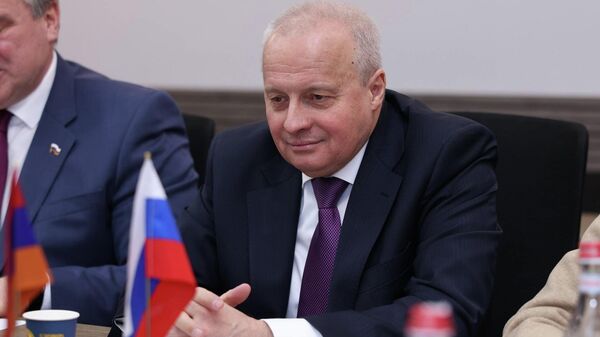 Министр территориального управления и инфраструктур Давид Худатян принял делегацию во главе с Чрезвычайным и Полномочным послом Российской Федерации Сергеем Копыркиным (13 февраля 2026). Еревaн - Sputnik Армения