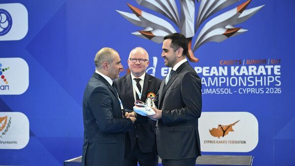 Вице-президент Европейской федерации каратэ Иржи Бочек передал флаг Европейской федерации президенту Национальной федерации каратэ Армении Вазгену Арутюняну во время церемонии закрытия 53-го чемпионата Европы по каратэ среди юниоров до 21 года (13 февраля 2026). Лимассол, Кипр - Sputnik Армения