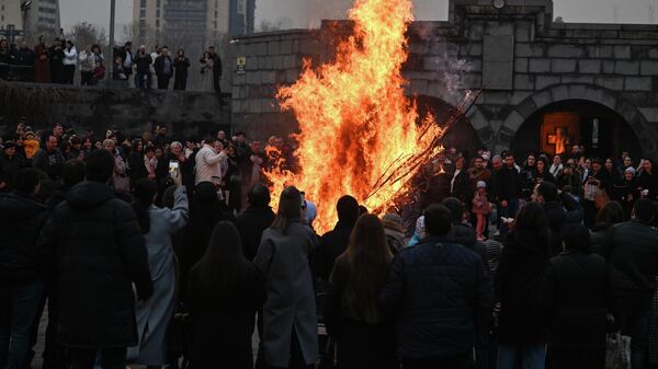 Տեառնընդառաջի (Տրնդեզի) նախատոնակը Երևան Սուրբ Գրիգոր Լուսավորիչ եկեղեցու բակում - Sputnik Արմենիա