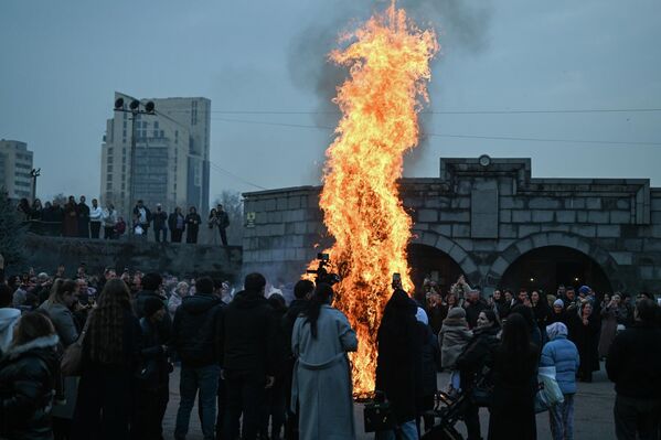 По традиции во дворах церквей сегодня разжигают костры. - Sputnik Армения