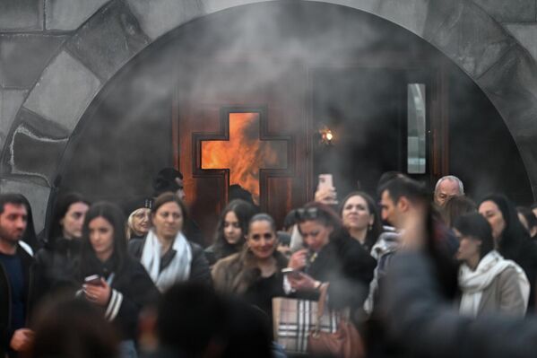 Пепел часто собирают и приносят домой — на счастье. - Sputnik Армения