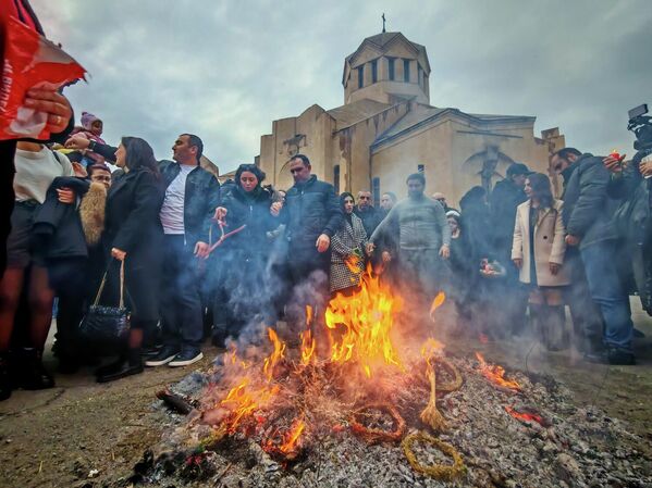 Сегодня особенно много молодых людей и новобрачных. - Sputnik Армения