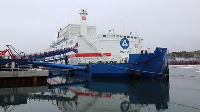 Плавучая атомная теплоэлектростанция (ПАТЭС) проекта 20870 "Академик Ломоносов" в порту города Певек на Чукотке.