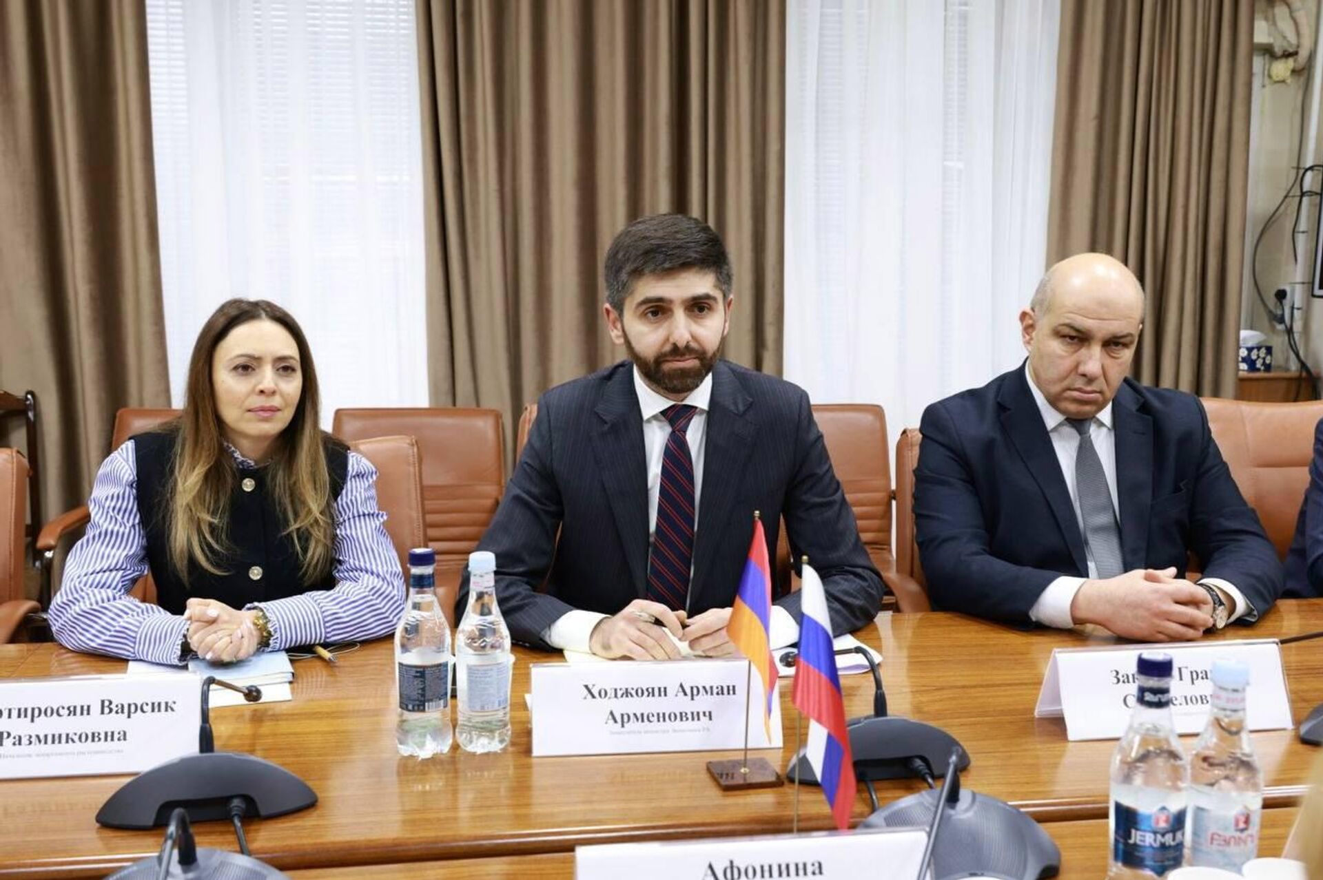 Встреча замминистра сельского хозяйства РФ Марины Афониной с замминистра экономики РА Арманом Ходжояном (12 февраля 2026). Еревaн - Sputnik Армения, 1920, 13.02.2026