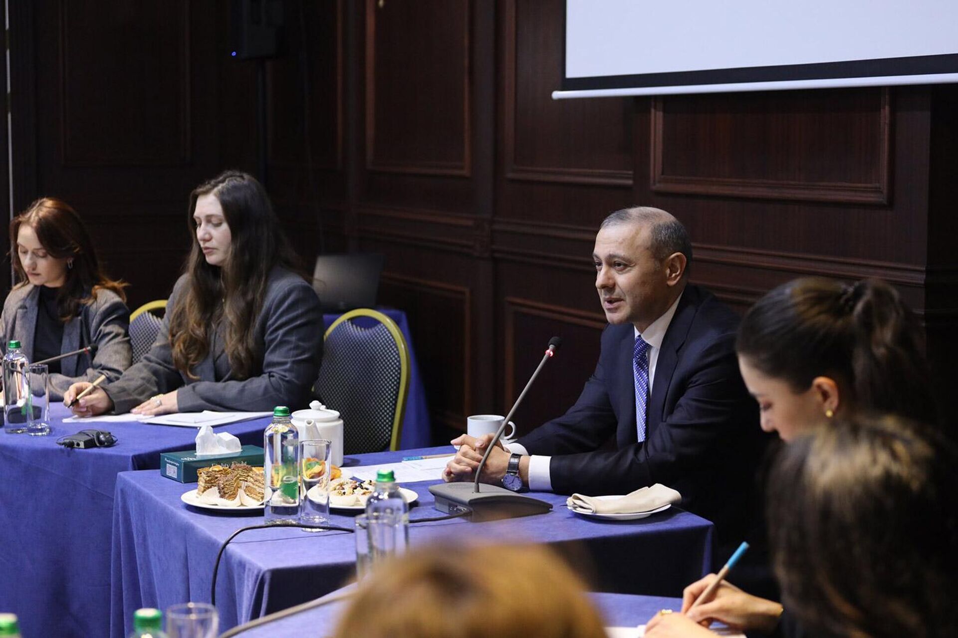 Секретарь Совета безопасности Армен Григорян встретился с представителями гражданского общества из Армении и Азербайджана в рамках инициативы Мост мира (14 февраля 2026). Еревaн - Sputnik Արմենիա, 1920, 14.02.2026