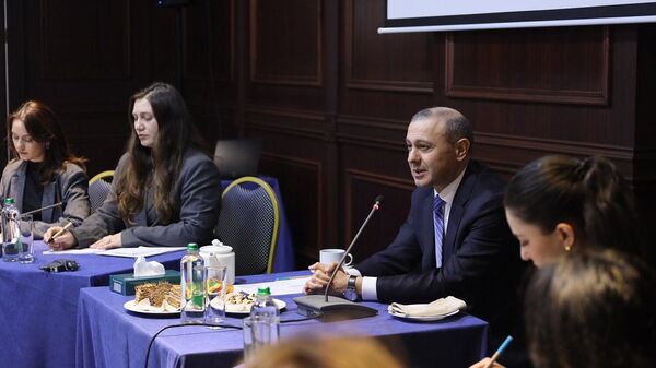 Секретарь Совета безопасности Армен Григорян встретился с представителями гражданского общества из Армении и Азербайджана в рамках инициативы Мост мира (14 февраля 2026). Еревaн - Sputnik Армения