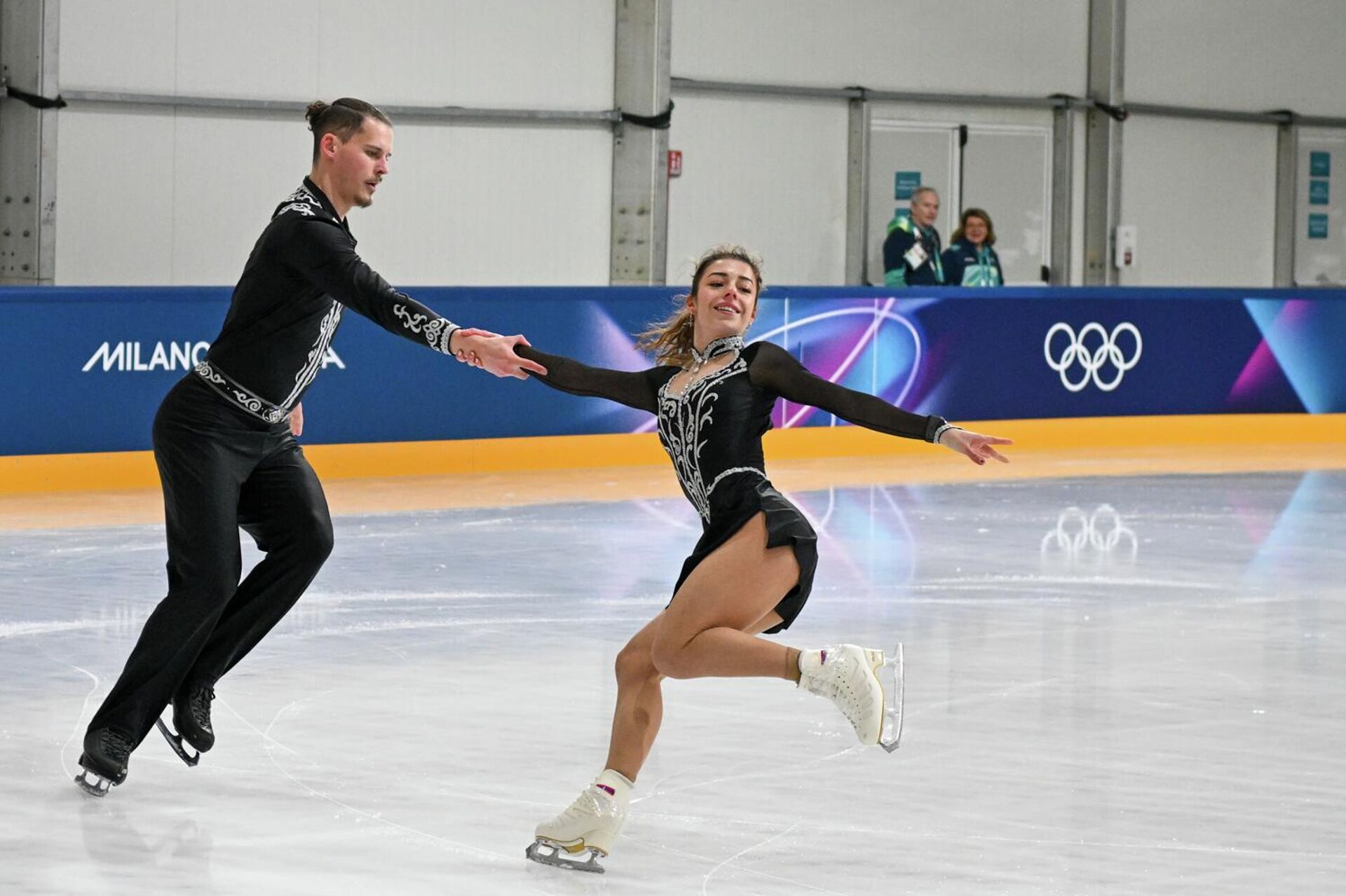 Фигуристы из Армении Карина Акопова и Никита Рахманин во время тренировки (14 февраля 2026). Милан - Sputnik Армения, 1920, 15.02.2026