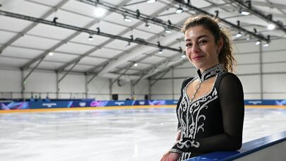 Фигуристка из Армении Карина Акопова перед началом тренировки (14 февраля 2026). Милан