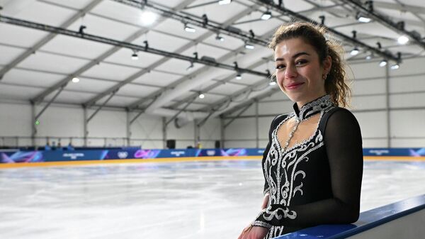 Фигуристка из Армении Карина Акопова перед началом тренировки (14 февраля 2026). Милан - Sputnik Армения