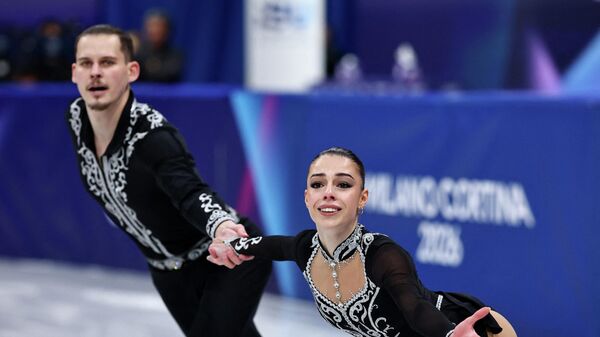 Карина Акопова и Никита Рахманин из Армении выступают в короткой программе парного фигурного катания на зимних Олимпийских играх 2026 года на ледовой арене Milano Cortina (15 февраля 2026). Милан - Sputnik Армения