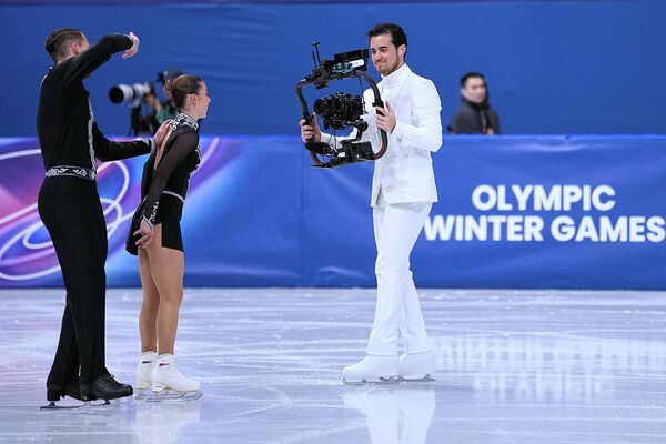 Карина и Никита улыбаются в камеру оператора после выступления  - Sputnik Армения