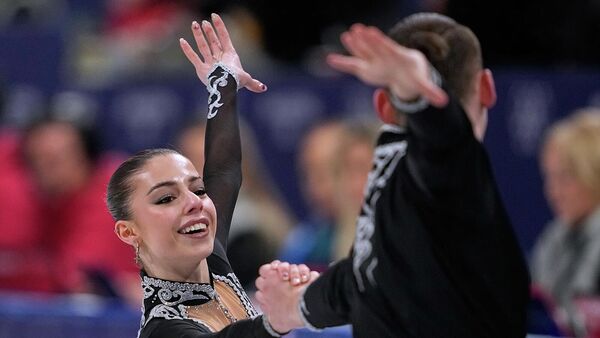Карина Акопова и Никита Рахманин из Армении выступают в короткой программе парного фигурного катания на зимних Олимпийских играх 2026 года на ледовой арене Milano Cortina (15 февраля 2026). Милан - Sputnik Армения