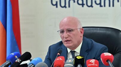 Председатель комиссии по регулированию общественных услуг Месроп Месропян проводит пресс-конференцию (16 февраля 2026). Еревaн