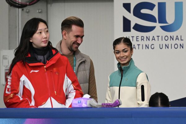 Фигуристка Аделия Петросян и хореограф Даниил Глейхенгауз на тренировке на Олимпийских играх 2026 (16 февраля 2026). Милан - Sputnik Армения