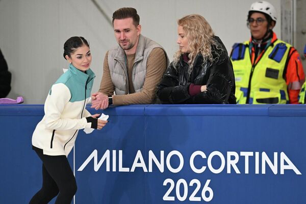 Фигуристка Аделия Петросян, хореограф Даниил Глейхенгауз и тренер Этери Тутберидзе на тренировке на Олимпийских играх 2026 (16 февраля 2026). Милан - Sputnik Армения