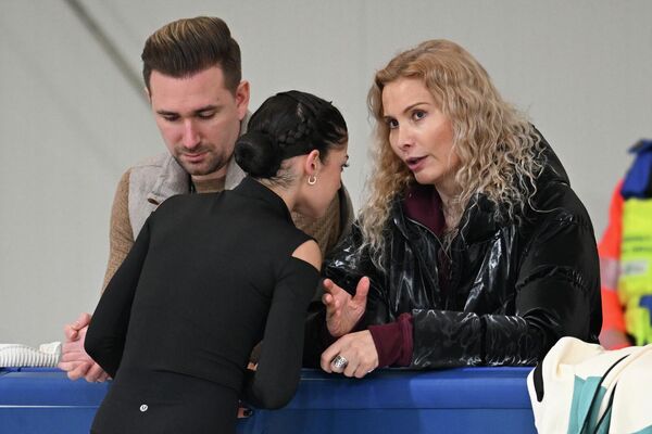 Фигуристка Аделия Петросян, хореограф Даниил Глейхенгауз и тренер Этери Тутберидзе на тренировке на Олимпийских играх 2026 (16 февраля 2026). Милан - Sputnik Армения