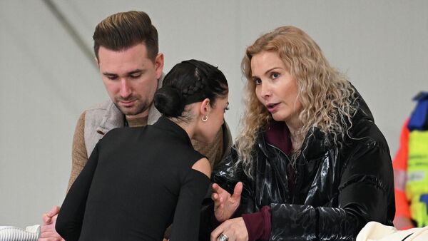 Фигуристка Аделия Петросян, хореограф Даниил Глейхенгауз и тренер Этери Тутберидзе на тренировке по фигурному катанию Олимпийских игр 2026 (16 февраля 2026). Милан - Sputnik Армения