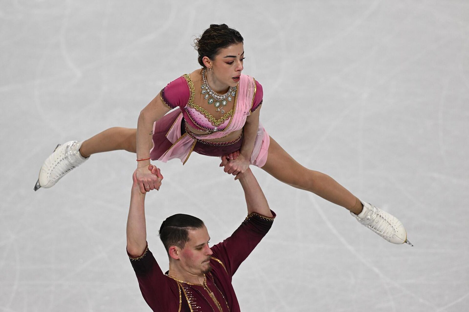 Армянские фигуристы Карина Акопова и Никита Рахманин выступают в произвольной программе парного фигурного катания на зимних Олимпийских играх 2026 года (16 февраля 2026). Милан - Sputnik Армения, 1920, 17.02.2026