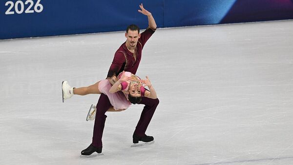 Произвольная программа армянских фигуристов Карины Акоповой и Никиты Рахманина на зимних Олимпийских играх 2026 года - Sputnik Армения