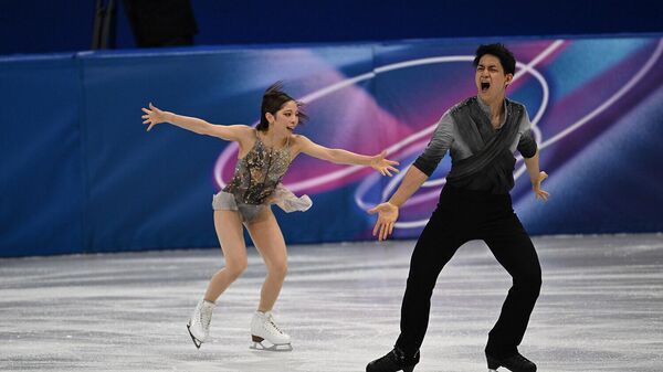Японские фигуристы Рику Миура и Рюичи Кихара выступают в произвольной программе парного фигурного катания на зимних Олимпийских играх 2026 (16 февраля 2026). Милан - Sputnik Армения