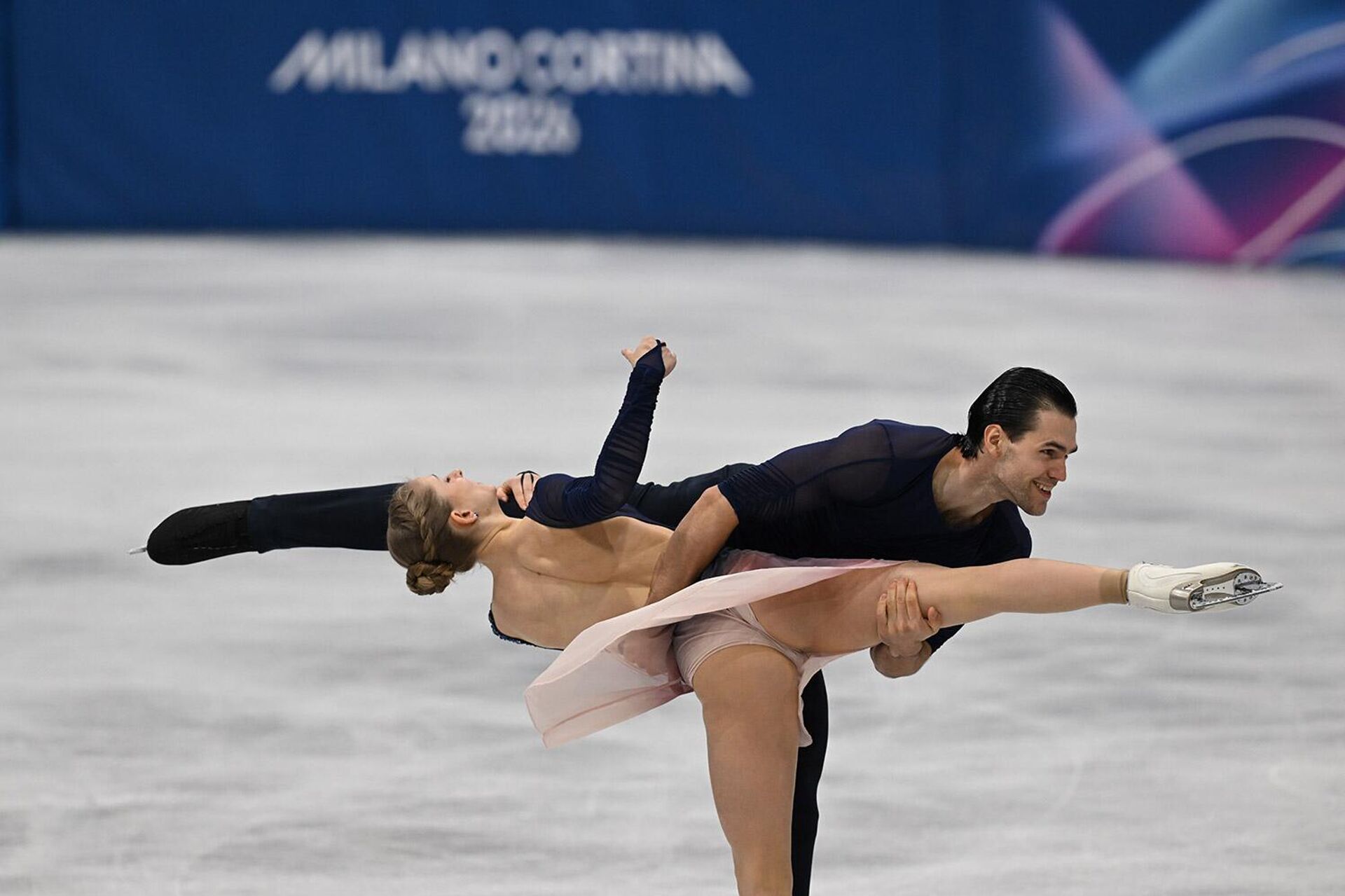 Немецкие фигуристы Минерва Фабьенн Хазе и Никита Володин выступают в произвольной программе парного фигурного катания на зимних Олимпийских играх 2026 (16 февраля 2026). Милан - Sputnik Армения, 1920, 17.02.2026