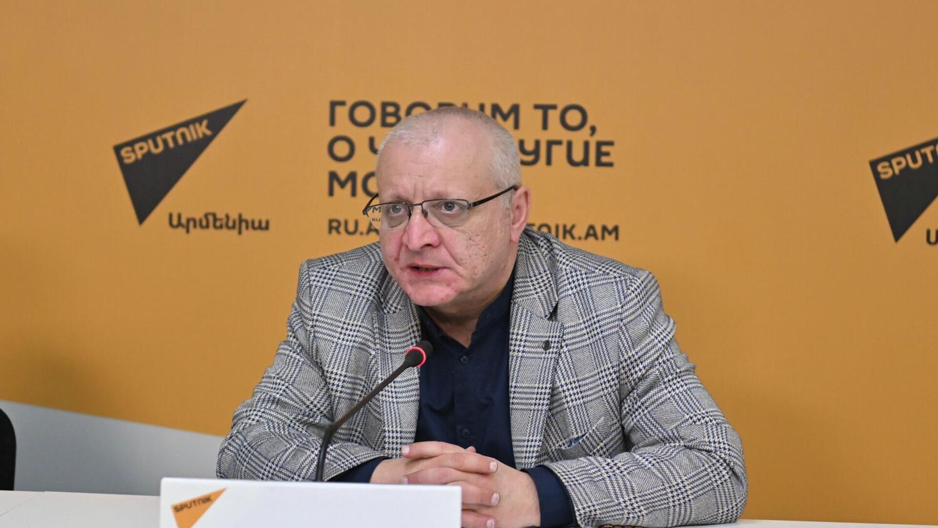 Политолог, лидер партии Демократическая альтернатива Сурен Суренянц во время пресс-конференции (17 февраля 2026). Еревaн Политолог, лидер партии Демократическая альтернатива Сурен Суренянц во время пресс-конференции (17 февраля 2026). Еревaн - Sputnik Армения, 1920, 06.04.2026