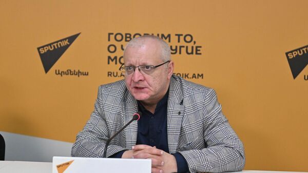 Политолог, лидер партии Демократическая альтернатива Сурен Суренянц во время пресс-конференции (17 февраля 2026). Еревaн - Sputnik Армения