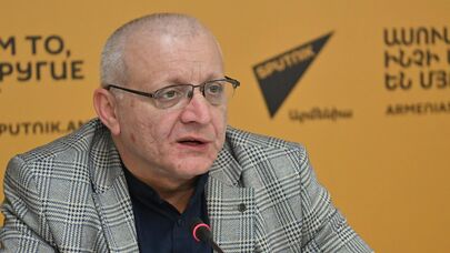 Политолог, лидер партии "Демократическая альтернатива" Сурен Суренянц во время пресс-конференции (17 февраля 2026). Еревaн