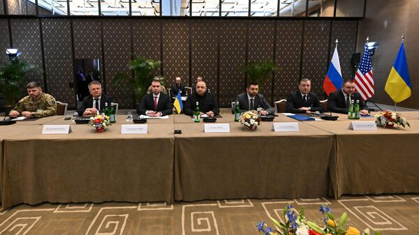 Начальник Генерального штаба ВСУ Андрей Игнатов, первый заместитель руководителя офиса Владимира Зеленского Сергей Кислица, глава офиса Владимира Зеленского Кирилл Буданов, секретарь Совета национальной безопасности и обороны (СНБО) Украины Рустем Умеров, руководитель фракции Слуга народа Давид Арахамия, замначальника Главного управления разведки Минобороны Вадим Скибицкий (слева направо) во время трехсторонней встречи делегаций России, США и Украины в Женеве (17 февраля 2026). Швейцария - Sputnik Армения