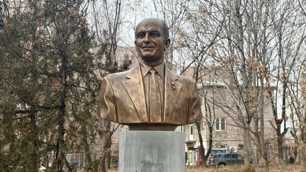 Бюст выдающегося советского разведчика Г.А.Вартаняна во дворе школы №192 в Ереване - Sputnik Армения