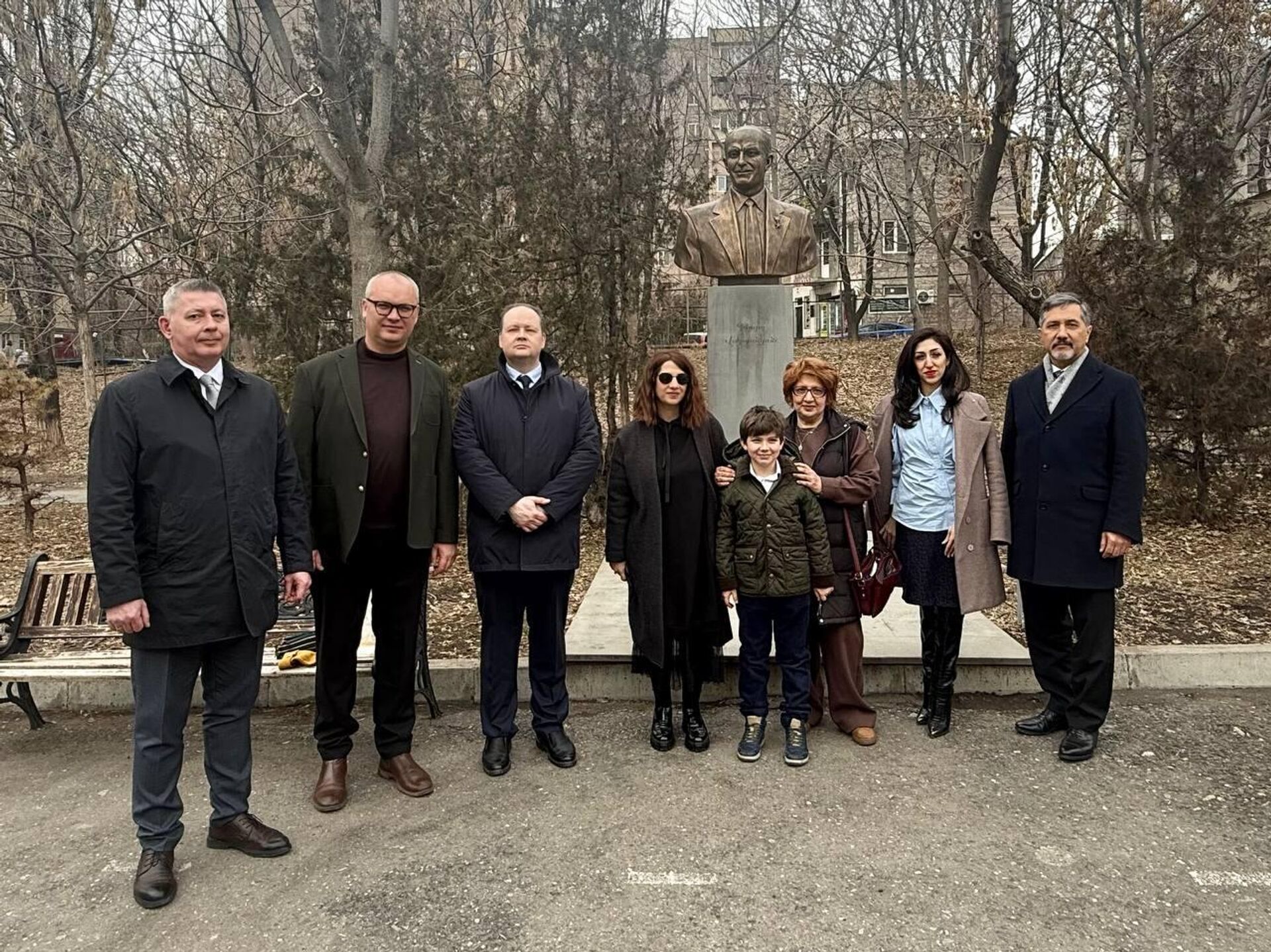 Российские дипломаты возложили цветы к бюсту выдающегося советского разведчика Г.А.Вартаняна по случаю 102-й годовщины со дня его рождения (17 февраля 2026). Еревaн - Sputnik Армения, 1920, 17.02.2026