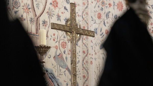Крест в церкви - Sputnik Армения