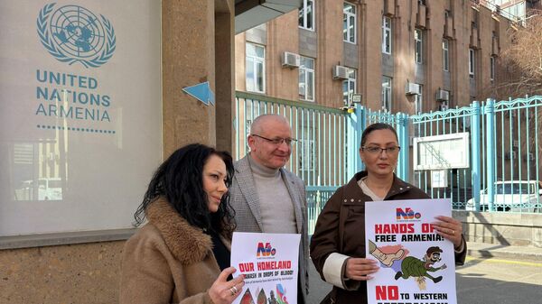 Сурен Суренянц проводит акцию у офиса представительства ООН Армении (18 февраля 2026). Ереван - Sputnik Армения