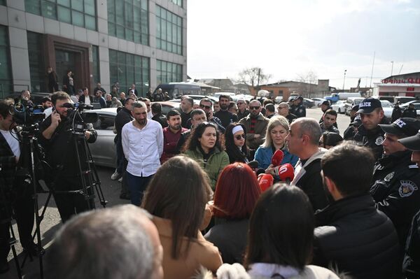 Акция протеста водителей такси (18 февраля 2026). Еревaн - Sputnik Армения