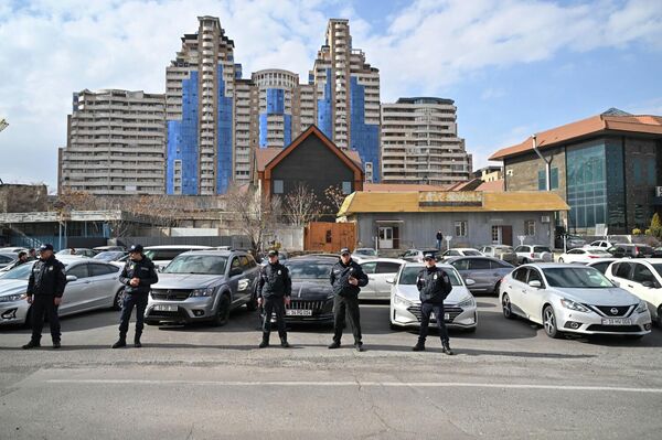 Акция протеста водителей такси (18 февраля 2026). Еревaн - Sputnik Армения