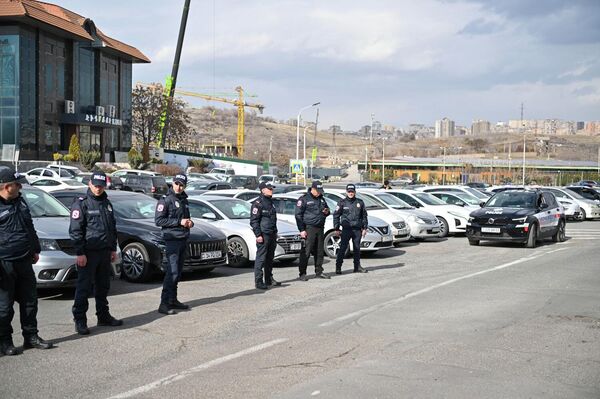 Акция протеста водителей такси (18 февраля 2026). Еревaн - Sputnik Армения