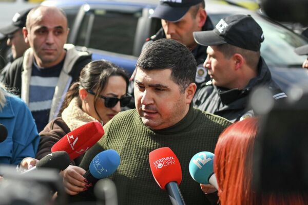 Акция протеста водителей такси (18 февраля 2026). Еревaн - Sputnik Армения