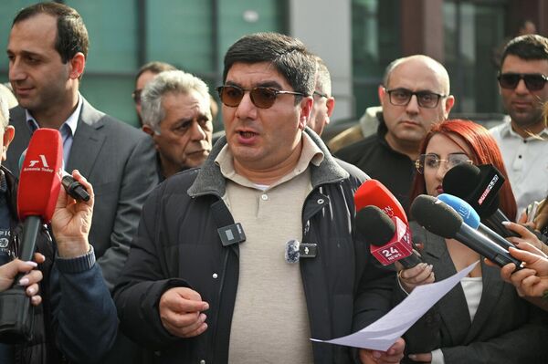 Акция протеста водителей такси (18 февраля 2026). Еревaн - Sputnik Армения