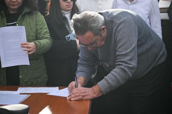 Акция протеста водителей такси (18 февраля 2026). Еревaн - Sputnik Армения