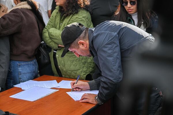 Акция протеста водителей такси (18 февраля 2026). Еревaн - Sputnik Армения