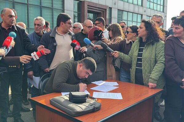 Акция протеста водителей такси (18 февраля 2026). Еревaн - Sputnik Армения