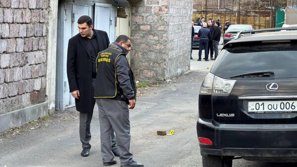 Сотрудники правоохранительных органов исследуют место стрельбы (18 февраля 2026). Еревaн - Sputnik Армения