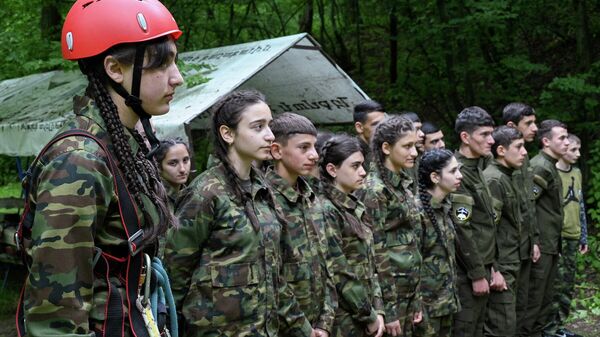 Դպրոցականները Արզականի ռազմամարզական ճամբարում - Sputnik Արմենիա