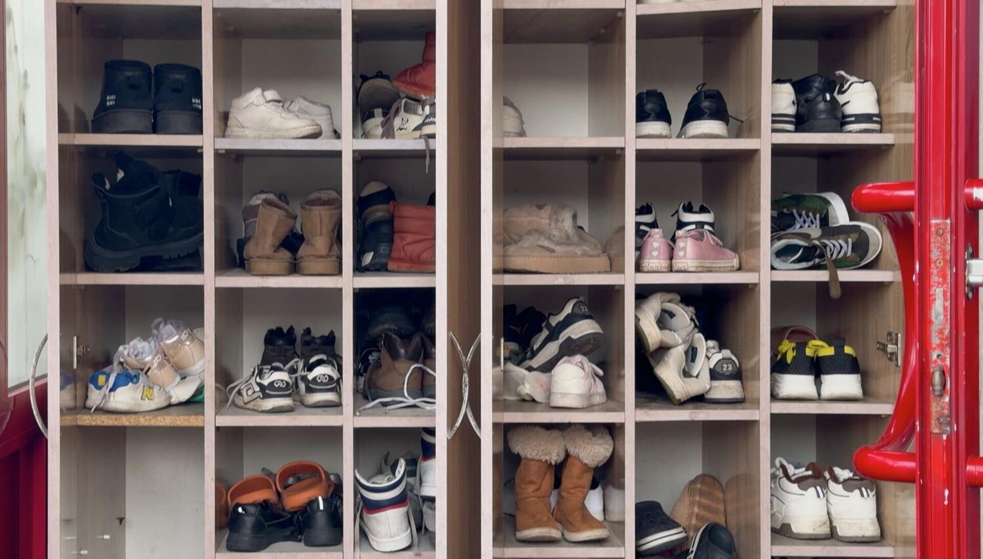 Полка с обувью в Центре защиты детей Мардигян Фонда помощи Армении - Sputnik Армения, 1920, 19.02.2026