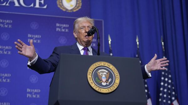 Президент США Дональд Трамп выступает на заседании Совета мира в Институте мира США (19 февраля 2026). Вашингтон - Sputnik Армения
