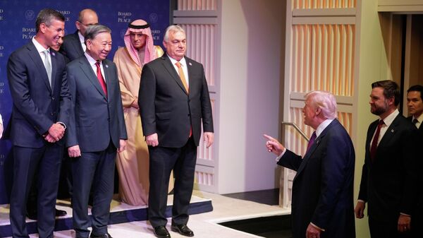 Президент США Дональд Трамп обращается к Виктору Орбану перед заседанием Совета мира в Институте мира США (19 февраля 2026). Вашингтон - Sputnik Армения