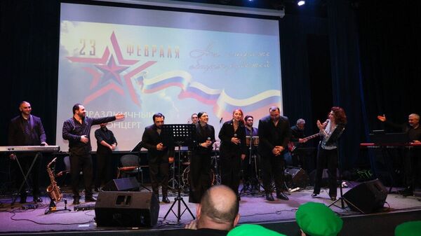 Всенародно любимые патриотические песни и известные лирические произведения российских и армянских композиторов прозвучали на сцене Дома Москвы в ходе концерта «На страже общих рубежей», посвященного Дню защитника Отечества (19 февраля 2026). Еревaн Всенародно любимые патриотические песни и известные лирические произведения российских и армянских композиторов прозвучали на сцене Дома Москвы в ходе концерта «На страже общих рубежей», посвященного Дню защитника Отечества (19 февраля 2026). Еревaн - Sputnik Армения