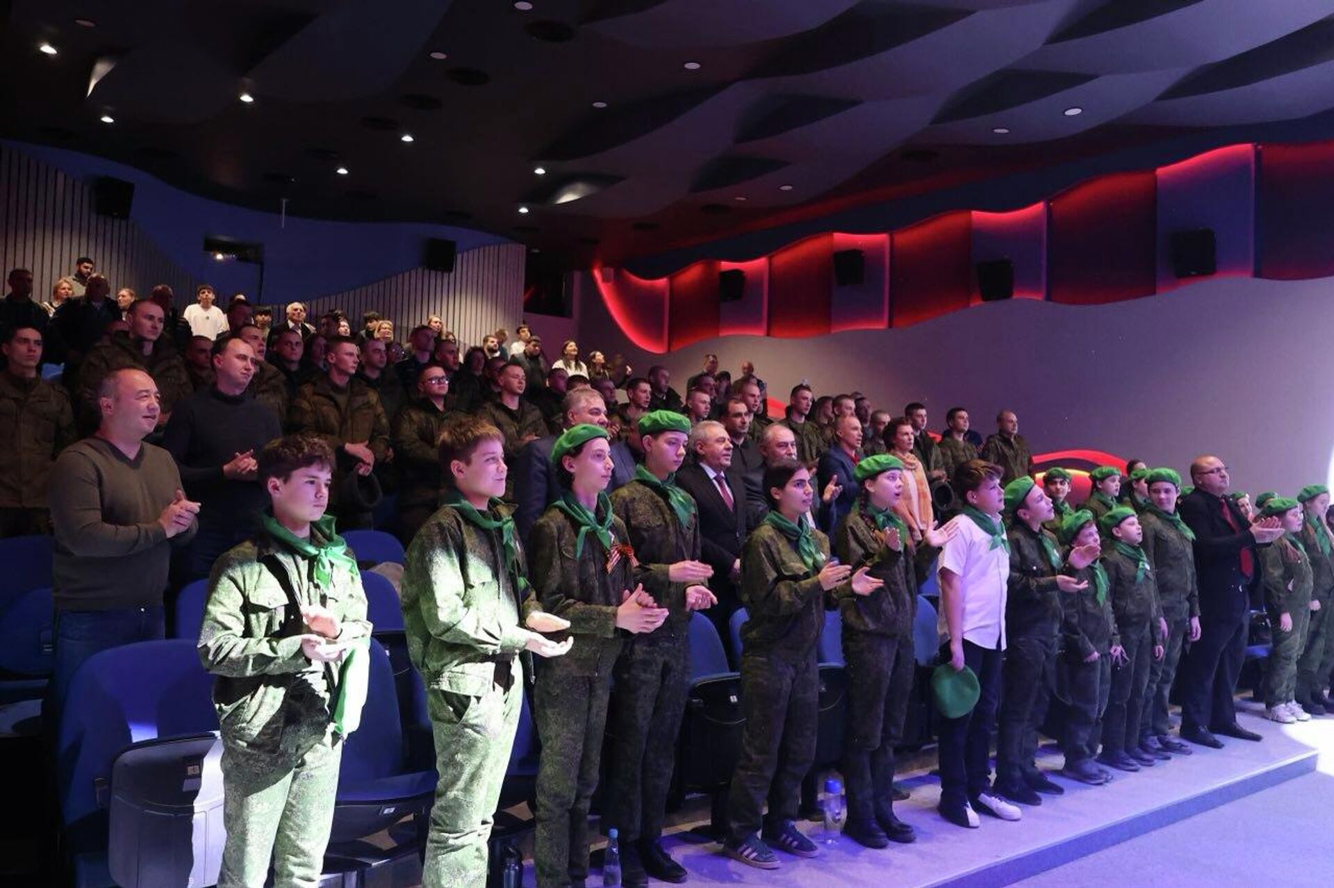 Всенародно любимые патриотические песни и известные лирические произведения российских и армянских композиторов прозвучали на сцене Дома Москвы в ходе концерта «На страже общих рубежей», посвященного Дню защитника Отечества (19 февраля 2026). Еревaн - Sputnik Արմենիա, 1920, 19.02.2026