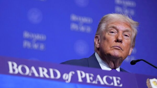 Президент США Дональд Трамп на заседании Совета мира в Институте мира США (19 февраля 2026). Вашингтон - Sputnik Армения