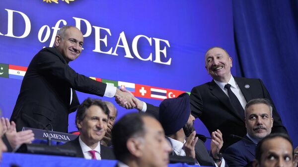 Премьер-министр Никол Пашинян и президент Азербайджана Ильхам Алиев пожимают друг другу руки на заседании Совета мира в Институте мира США (19 февраля 2026). Вашингтон - Sputnik Արմենիա